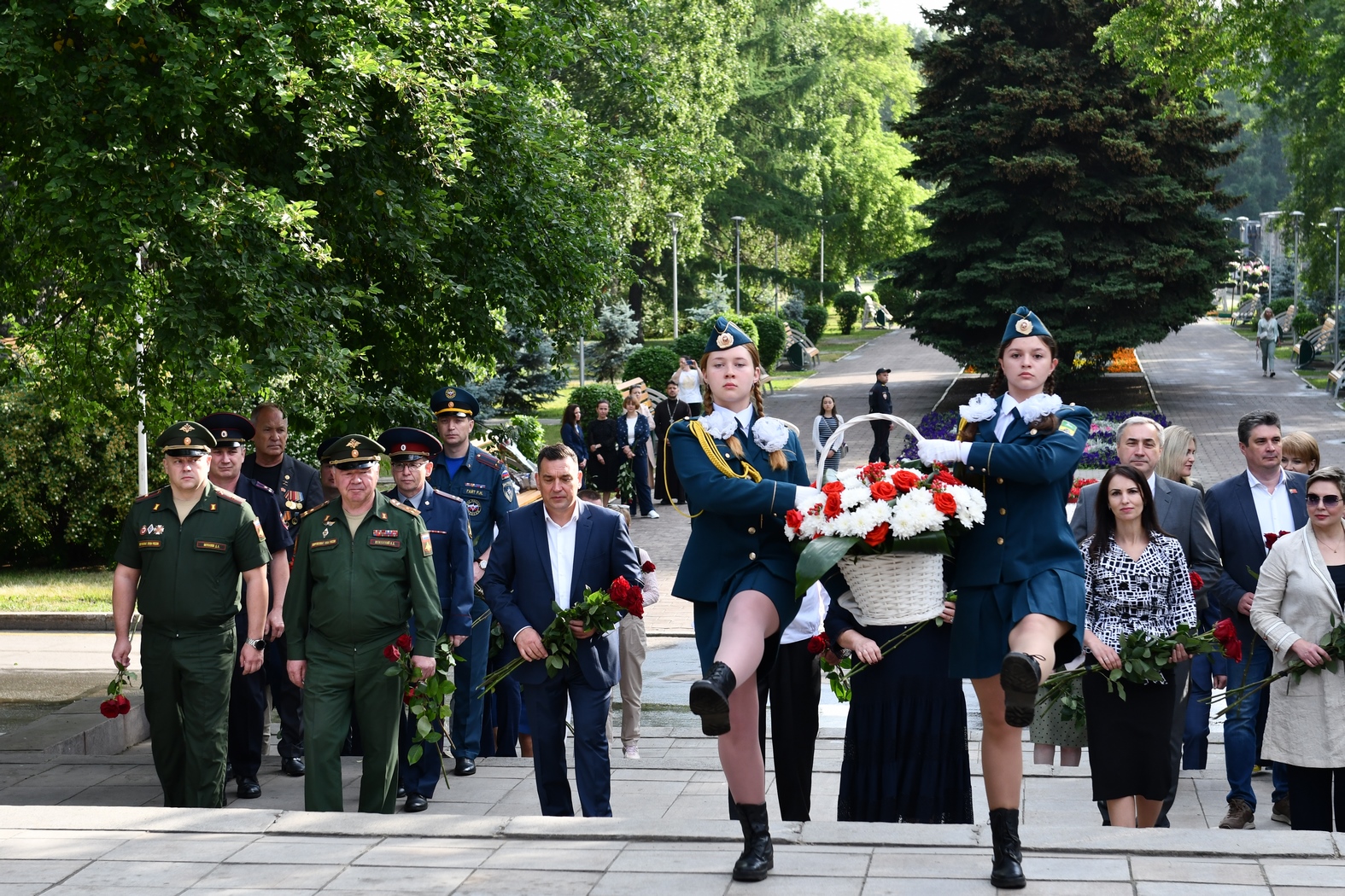 Рисунки возложение цветов к обелиску