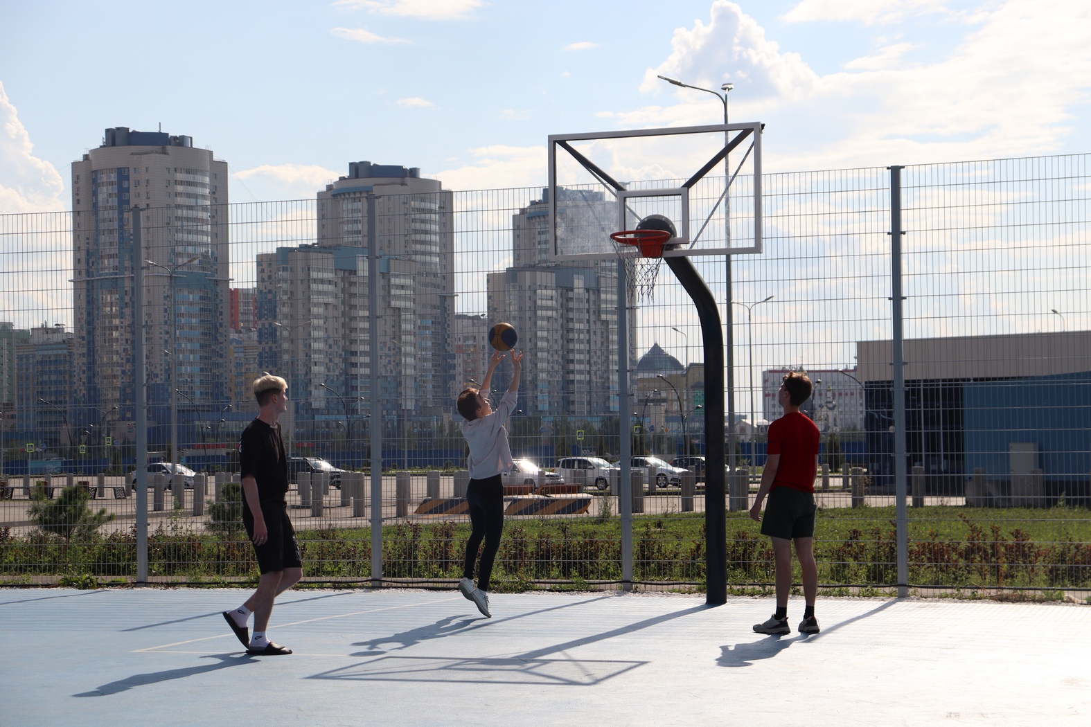 Спортивному объекту быть. Спортивные объекты в Солнечном. Спортивные объекты Армавир. День физкультурника игры. День физкультурника фото на спортплощадке.