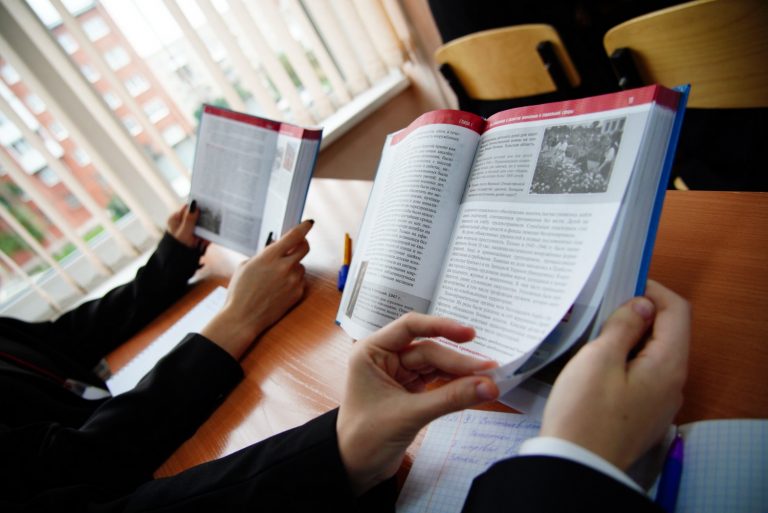 ученик за учебником истории